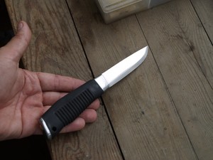 К чему падает нож со стола