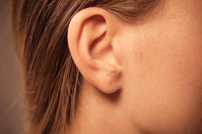 К чему чешется правая мочка уха