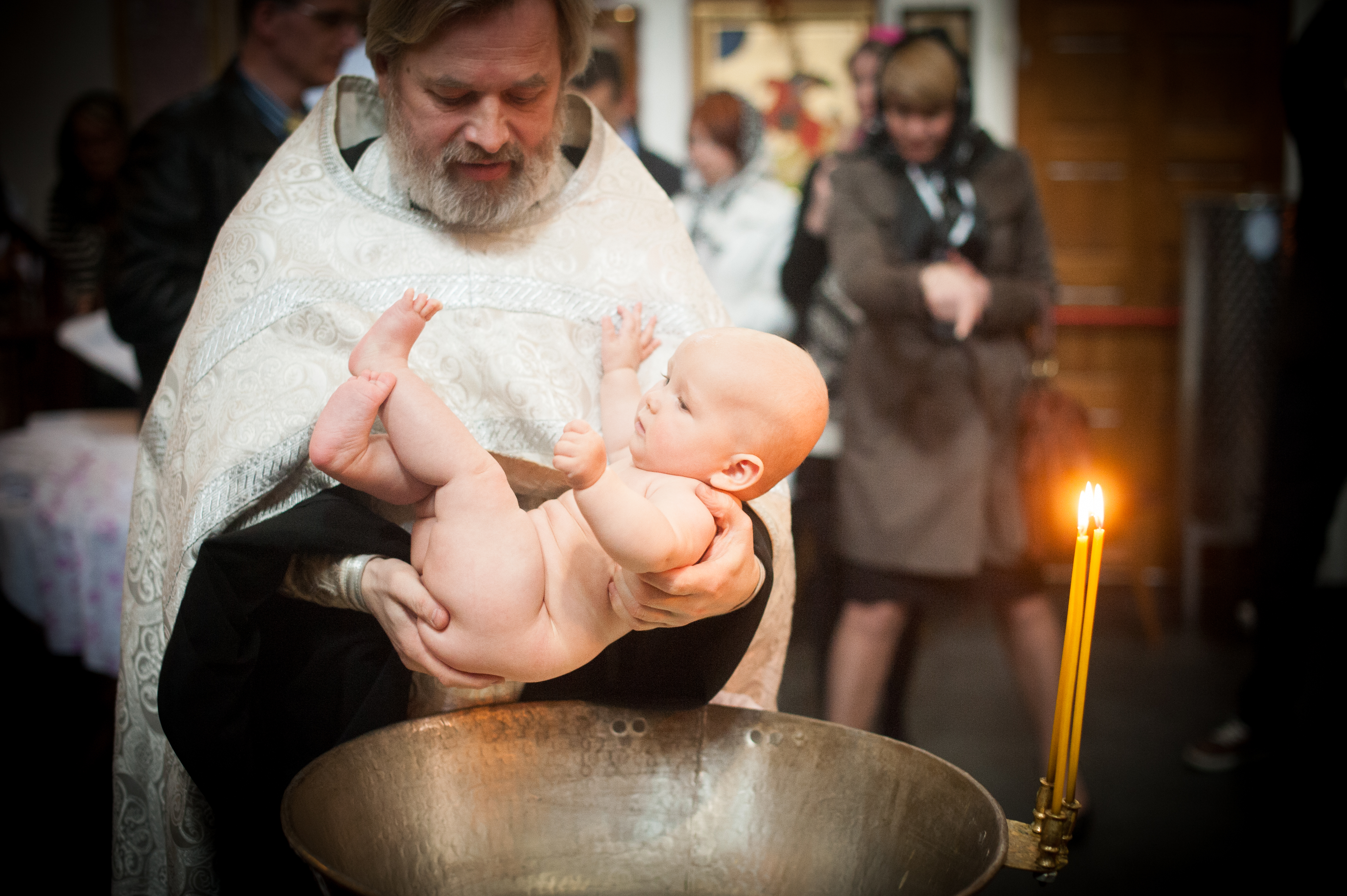 В какие дни крестят детей в православной. Крещение ребенка. Обряд крещения. Крещение в православии. Крещение младенца в церкви.