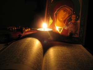 Иконы и свечи для молитвы дома